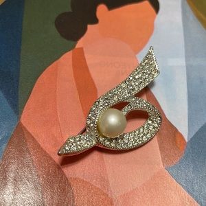 VINTAGE PEARL & CRYSTAL SWIRL BROOCH